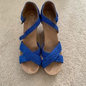 Tom’s Strappy Wedge Sandal in Blue, Size 10